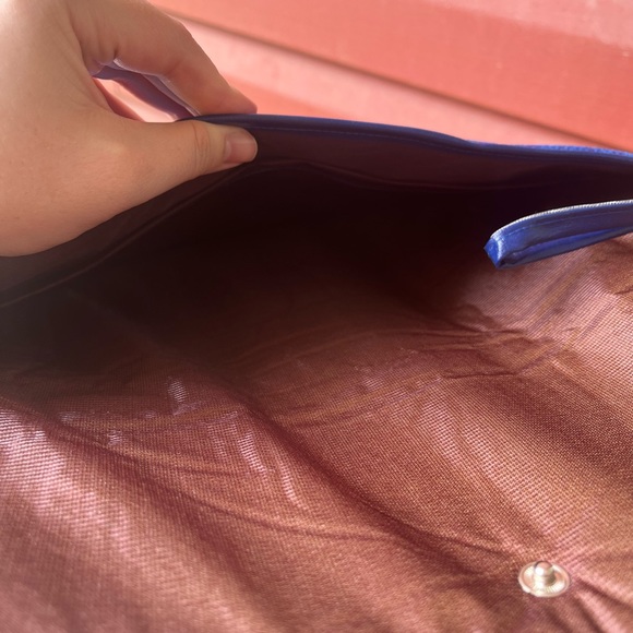 Check out this adorable blue vintage floral envelope clutch with bamboo opening. - Picture 3 of 4